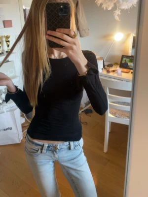  Svart långärmad topp - Säljer min svarta tröja då den inte kommer till användning. Har vanligtvis strlk S men denna passar! Aldrig använd, köparen står för frakt💓