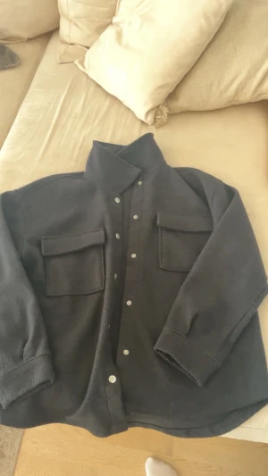 Svart vår/ höst jacka från Gina Tricot - Jätte fin jacka från Gina tricot! En mer höst och vår jacka!