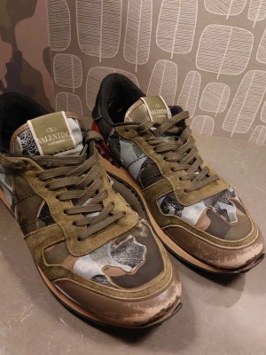 Camo sneakers strl.41  - Sneakers med camo-mönster. . Skorna har klassisk låg profil, gröna skosnören strl.41