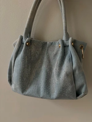 Handväska  - Handväska med änglavingar i strass i jeanstyg💕