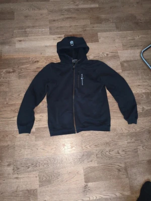 Sail racing hoodie strl S - Säljer fet svart disk racing hoodie som har använts ett tag men är i bra skick. Skriv vid funderingar.