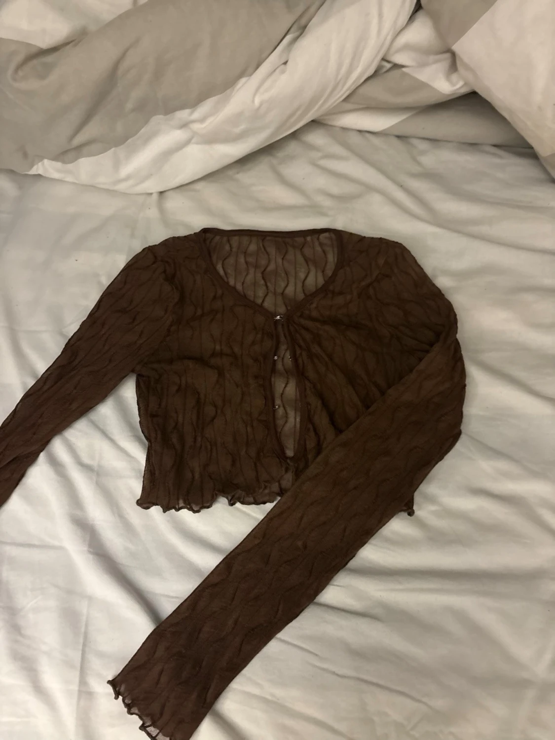 Brun mesh bolerotopp med vågig struktur