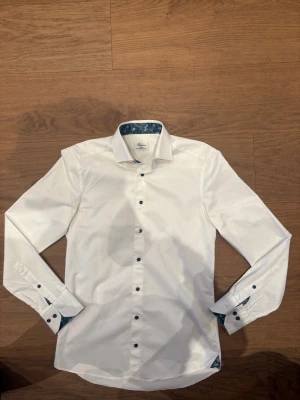 Vit skjorta från Stenströms Slimline - Klassisk vit skjorta från Stenströms Slimline i bomull. Den är i storlek S och i skjort storlek 15/38. Den är i mycket bra skick.