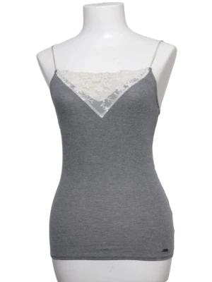 Vintage Y2K Hollister lace cami - Perfekt för layering! Köpt på sellpy, bilder är därifrån. Kan skicka fler vid önskemål. Hör gärna av dig vid frågor❤️