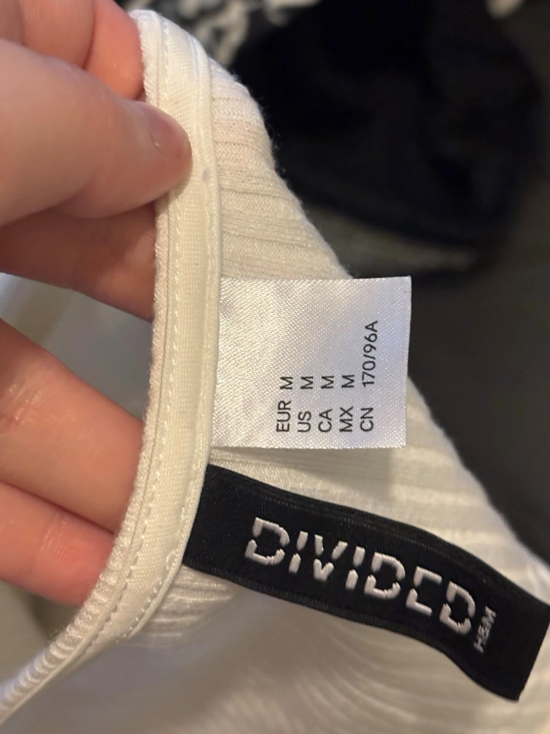 Vit ribbad midiklänning med cut out - 3