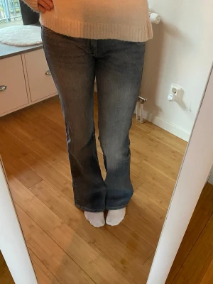 Blå bootcut jeans med lågmidja  - Säljer ett par blå bootcut med låg midja. Använda få gånger, säljer pga de inte kommer till användning 
