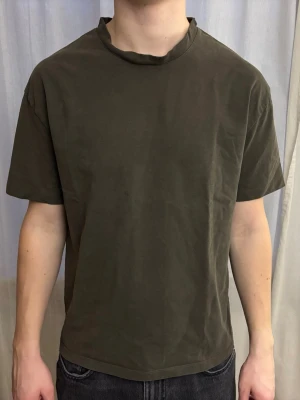 Mörkgrön  t-shirt Filippa K - Mörkgrön T-shirt i 100% bomull från Filippa K. Har av någon anledning blivit lite konstig i kragen, kanske går att stryka (?)