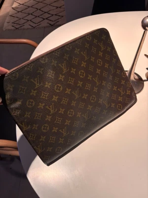 Louis Vuitton Monogram Poche Documents Portfolio - Säljer min Louis Vuitton Monogram Poche Documents Portfolio som fungerar perfekt till en dator väska. Den är 38x28, försiktigt använd och i bra skick. Hör gärna av dig om du har frågor:)
