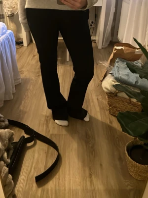 Svarta kostymbyxor från Bik Bok - Kostymbyxor från bikbok, endast använda ett fåtal gånger. Säljer för att de är för långa. Priset kan diskuteras. 