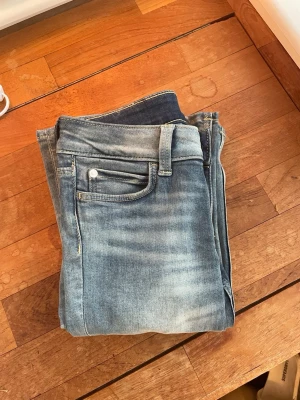 Cheap Monday jeans  - Dessa byxor är blåa och är i storlek 25/30. Byxorna är använda en gång! Jeansen är lågmidjade! 