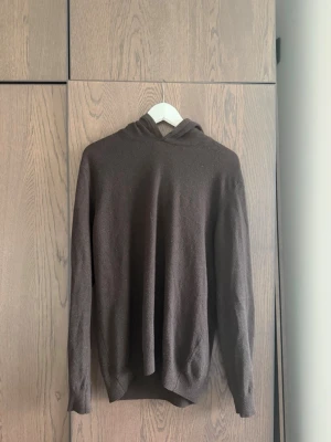 Oscar Jacobsson hoodie (cashmere/merino)  - Oscar Jacobsson hoodie i brun, strl Medium. Cashmere blandat med merino ull. Nypris 2000kr. Skick helt okej, litet litet hål i axeln som lätt går att sy igen, men syns inte speciellt mkt. Annars normalt använd. Priser satt utefter skicket dvs 599kr, vilket är billigt och billigast på plick just nu!