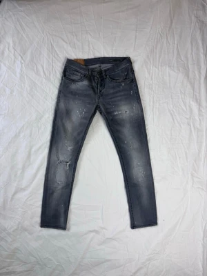 Grå Dondup George jeans - Säljer nu ett par Dondup George Jeans👖                                                              Storlek: W31, Skick: 9/10, Nypris: 3799kr, Vårat pris: 799kr. Skriv vid minsta fråga, Fraktar alltid inom 24h efter köp📦