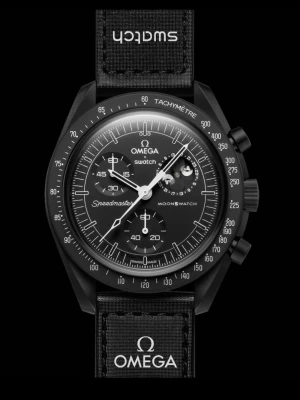 Omega x Swatch Speedmaster MoonSwatch - Stilren svart kronografklocka från Omega x Swatch, modell Speedmaster MoonSwatch. Klockan har svart urtavla med vita detaljer, tachymeter-skala och tre subdials. Snyggt svart textilarmband med Omega-logga. Perfekt för dig som gillar ikonisk design och sportig känsla. Har även gummiband till den i olika färger vid intresse