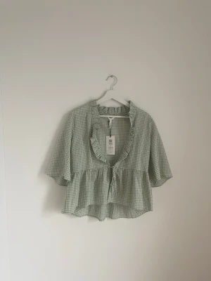 Superfin blus från nelly.com  - Super gullig blus från nelly.com, helt ny i storlek 40. Köparen står alltid för frakt, kan även hämtas i Göteborg! 🌷🌸