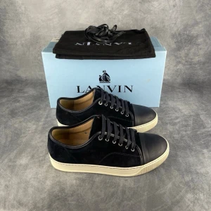 Lanvin DBB1 Captoe Sneaker - Skick: 10/10, sprillans nya med låda kvar | Ingår: Skor, påse, skosnören och låda 😊 | Nypris +- 5000 sek | Sjukt stilrena och perfekta nu till våren och sommaren! | Hör gärna av dig om du har några frågor! 🍾🍾