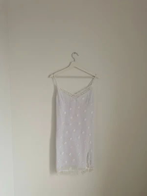 Helt ny klänning från Nelly.com  - Helt ny superfin sommarklänning från Nelly.com som tyvärr aldrig kommit till användning, därmed fortfarande prislapp kvar. Storlek L, köparen står alltid för frakt men kan även hämtas i Göteborg! 🌸💗