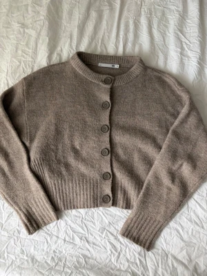 Stickad kofta - Beige/brun stickad kofta från lager157 som har slits på sidorna 🤍 perfekt till sommaren! Inte stickig 