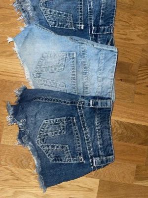 Gina tricot shorts   - Båda mörk blå och ljus blå är i xs medans den andra mörk blå är i xss med prislapp inga defekter på nån utav de, för alla kan pris diskuteras