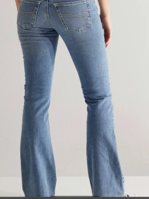 Ljusblå bootcut jeans - Säljer ett par ljusblå low waist bootcut jeans, har inte använt dom så mycket 💗