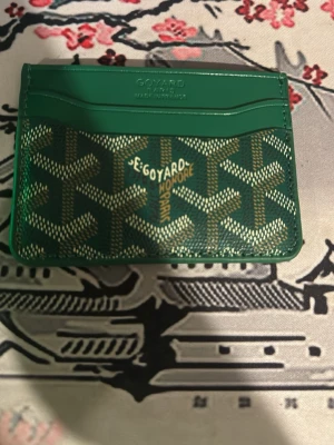 Plånbok - Snyggt kortfodral. Tillverkat i läder och canvas, perfekt för kort och ID. Slimmad design som är enkel att ha i fickan. 