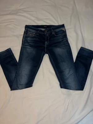 Mörkblå skinny jeans från Replay - Säljer ett par mörkblå skinny jeans från Replay med klassisk femficksdesign . Jeansen har normal midja, dragkedja och knappstängning. Perfekta till en avslappnad stil. I storlek 28/30