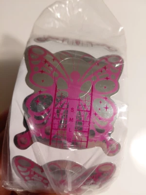 Nagelmallar - Nagelmallar med tydliga linjer,  passar till både gele och akryl. Jag har använt några men det är minst 300st kvar.