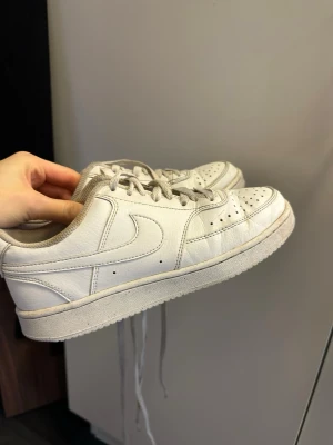 Vita Nike air force sneakers  - Vita Nike air force sneakers storlek 38 