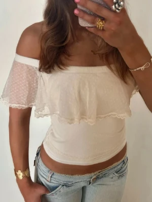 Offshoulder vit spetstopp med volang - Så fin offshoulver vit volangtopp med volang. Jag är 168 och det är mina bilder, köp via köp nu direkt eller Swish, kvar tills markerad som såld 💖 