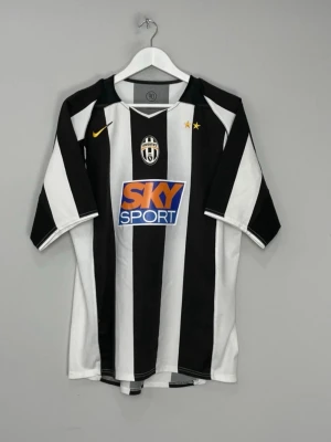 Juventus matchtröja Nike - Juventus officiella matchtröja i svartvitt med klassiska ränder, två guldstjärnor och klubbmärke på bröstet. Nike-logga i gult och SKY SPORT sponsortryck på magen. Perfekt för fotbollsfans som vill representera sitt lag.  Finns i olika storlekar!!! Pris kan diskuteras!!!