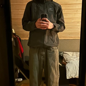 Arc'teryx jacka mörkgrå - Säljer denna feta arc jacka nu! Mörkgrå stilren jacka utan defekter.  Perfekt för skidsäsongen eller regndagar Skriv vid fler frågor:)!