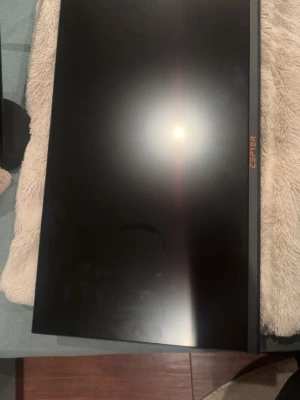 Svart Ceper datorskärm - Säljer en svart datorskärm från Ceper med stilren design. Skärmen har tunna kanter och flera anslutningar på baksidan, inklusive HDMI och DisplayPort. Perfekt för gaming eller studier. Materialet är plast och färgen är helsvart.