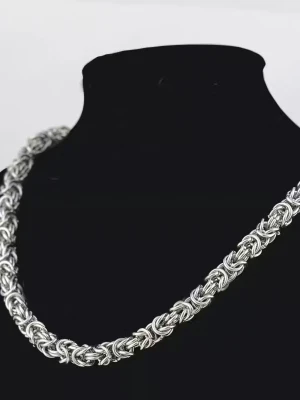 Tjockt silverfärgat kedjehalsband - Säljer ett chunky halsband i silverfärg med flätad kedjedesign. Halsbandet har en robust och iögonfallande look med tätt sammanlänkade länkar som ger en cool och modern vibe. Perfekt för dig som vill sticka ut med dina accessoarer.Kedjan är i rostfritt stål