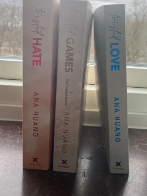 Twisted-serien av Ana Huang - Säljer tre böcker ur Twisted-serien av Ana Huang: Twisted Hate, Twisted Games och Twisted Love. Böckerna har mjuka pärmar med snygga omslag i olika färger och modern design. Perfekt för dig som gillar romantisk och dramatisk skönlitteratur. Alla är helt nya, har läst twisted live 1 gång. Men annars är dom i jätte bra skick. Säljer alla för 400, eller vill du bara köpa en av dom kostar den 200. Men pris kan diskuteras☺️