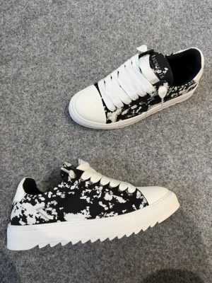 Numeris black and white shoes - Size 45, true to size. Very comfortable 