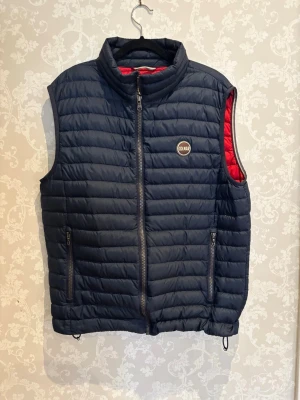 Mörkblå colmarväst - Säljer en riktigt fet colmar väst i storlek 50 Perfekt för våren när solen börjar kika fram igen🤩🌤️Priset är inte hugget i sten🪨så hör av er om ni har den minsta frågan👍