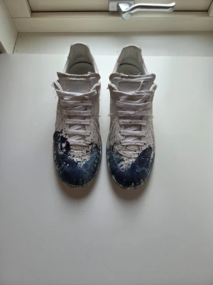 Maison Margiela paint splatter  - Riktigt feta och eftertraktade maison margiela paint splatter gats. Tillverkades inte längre så svåra att få tag på. Nypris ligger runt 9000kr. Skick 9,5/10, inga defekter.
