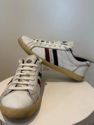 Moncler Skor Vita - Tjena, säljer ett par sjyssta moncler skor | ingen box/dustbag därav stor effekt på priset | ≈ 6000kr uppåt nypris | Skriv gärna vid minsta fundering 🙌