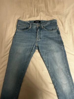 Ljusblå Dondup jeans - Säljer ett par  ljusblå jeans från Dondup. Storlek W30 L32( men sitter något tightare i midjan. Sitter typ som dondup George modellen. Skriv vid minsta fundering