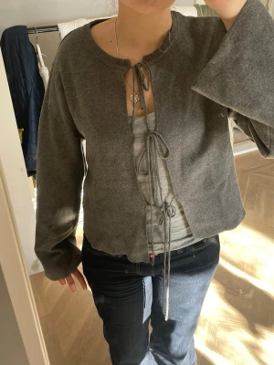 Grå kofta med knytning framtill - Jättefin grå kofta från Gina tricot, knappt använd