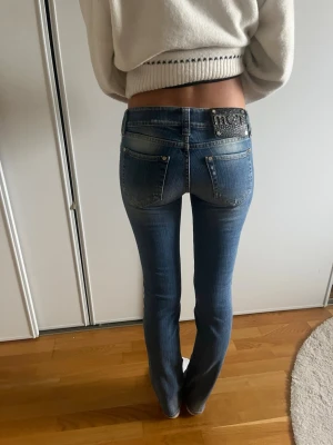 Low waist blåa jeans - Säljer mina blåa low waist jeans då dem ej passade. Jeansen är low waist och raka