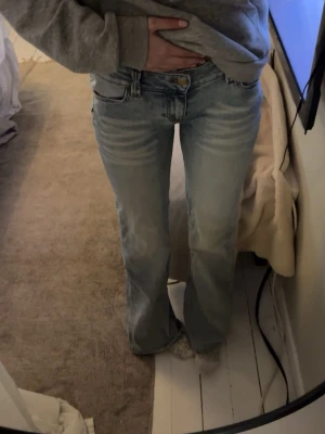 Ljusblå bootcut jeans med låg midja - Säljer ett par ljusblå bootcut jeans med låg midja från Shape Monday aldrig använt💕