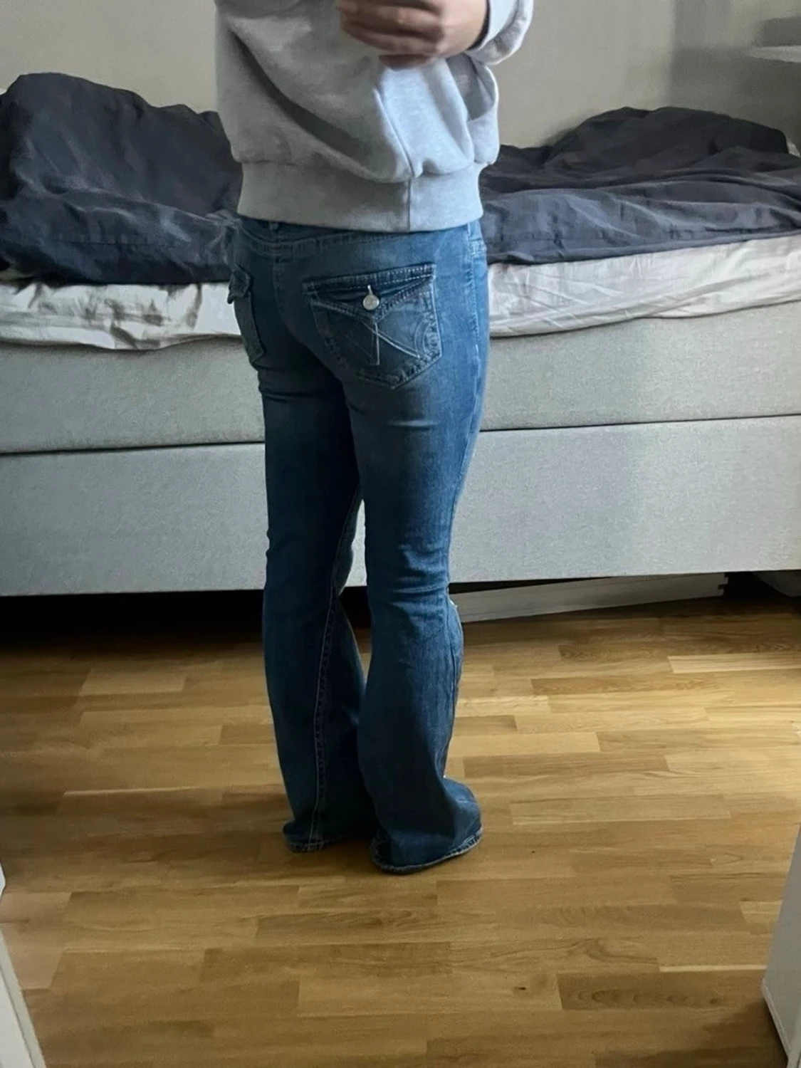 Blå Gina tricot bootcut jeans med slitningar - 1