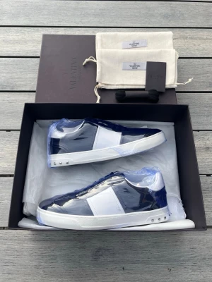 Valentino Flycrew Helt nya - Sällsynta och eftertraktade Valentino Flycrews! Skick 10/10, helt nya med alla lappar kvar. Storlek 40 men sitter som 41. Box, kort, dustbags, snören och alla tillbehör medföljer! Kontakta mig för fler frågor och funderingar!