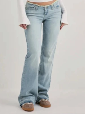 Ljusblå bootcut jeans - Säljer ett par jeans från Nelly som använts väldigt lite därav väldigt bra skick, hör av dig om fler bilder eller frågor samt pris!