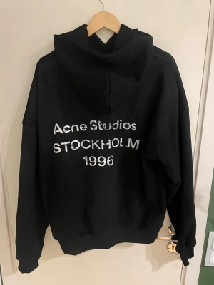  Acne Studios hoodie  - En helt ny Hoodie från acne studios. Storlek S men passar också M. Skriv gärna om du har någon fråga! Priset kan diskuteras. 