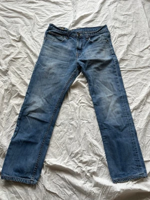 Lee jeans  - Lee jeans i modell Zed, storlek 34/32. Bra skick. Skriv vid frågor!