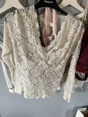 Spets topp - Fin spets topp i bra skick , har aldrig använt den då den tyvärr var för stor vet ej vart den är i från då den är köpt på vinted