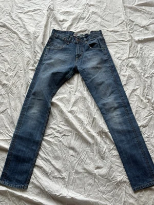 Levis 508 - Levis jeans i modell 508. Bra skick! Storlek 16 - motsvarar ungefär 28/30. Tveka inte på att höra av er. 