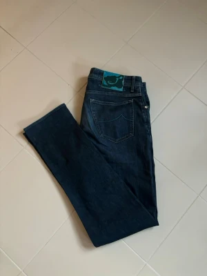 Jacob Cohen jeans w38 superina - Marinblå eleganta populära och trendiga Jacob Cohen jeans av högsta kvalite i storlek w38 säljes. 48 cm breda i midjan och perfekta för alla tillfällen! Inga hål eller fläckar i superfint skick, grym passform och ännu en gång strålande skick! Tveka inte vid minsta fråga!