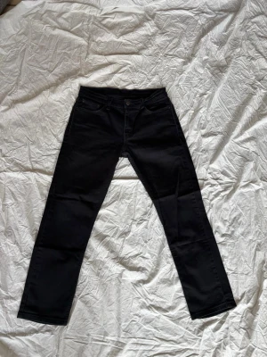 Levis 511 - Svarta jeans från Levis, modell 511. Storlek 30/32. Utmärkt skick förutom ett hål vid bakfickan (se bild), inget som påverkar användning men värt att nämnas. Skriv vid funderingar!